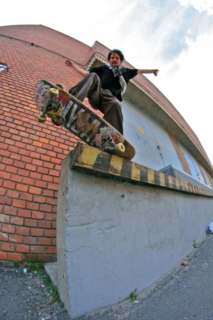 magenta-skateboards-attila-feher-slappy-50-grind-photo-nagy-santi-budapest-rios-true-east